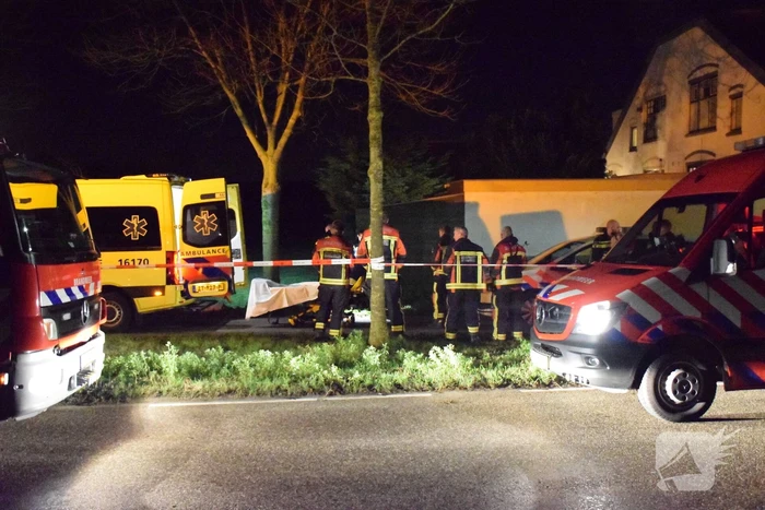 Overleden persoon aangetroffen langs waterkant