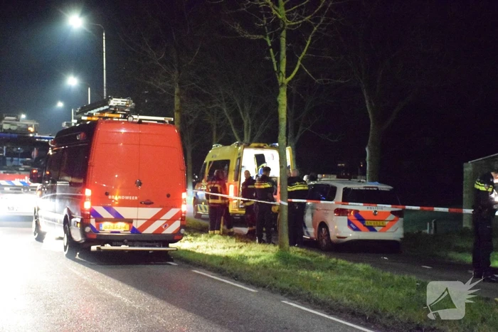 Overleden persoon aangetroffen langs waterkant