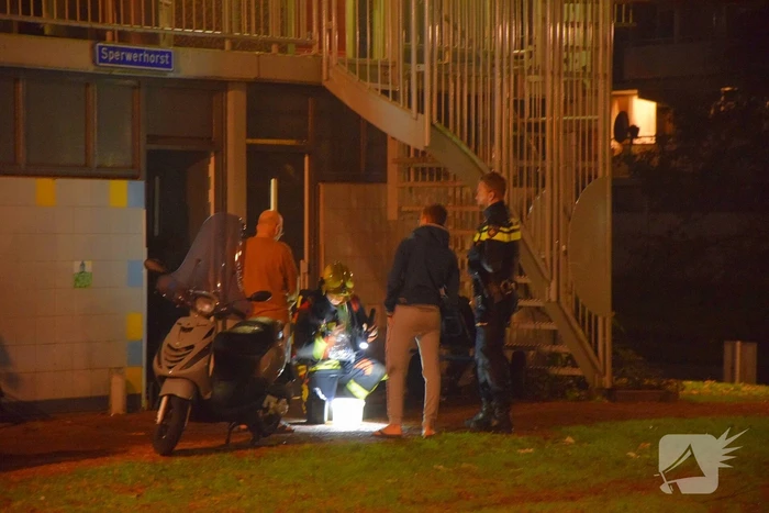 Benzinelucht in meerdere woningen van flat