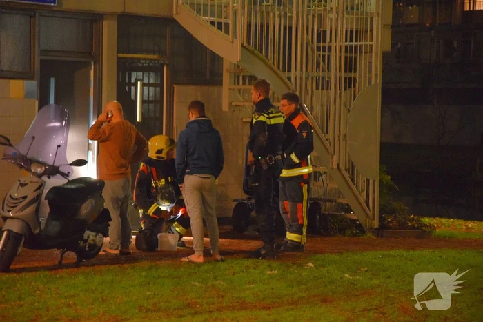 Benzinelucht in meerdere woningen van flat