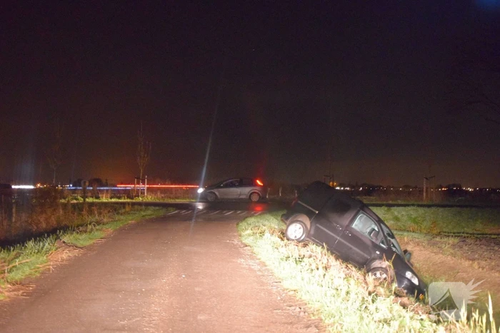 Automobilist rijdt bestelbus de greppel in