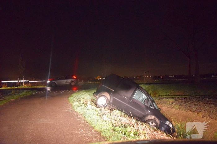 Automobilist rijdt bestelbus de greppel in