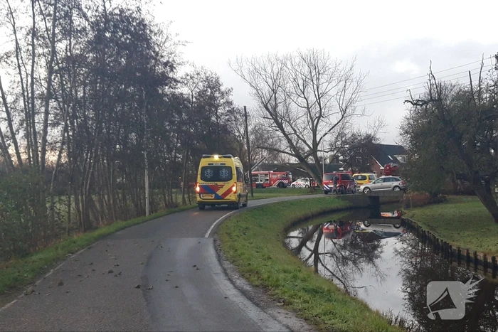 Taxibus met zes kinderen te water