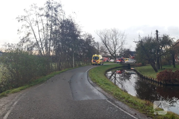 Taxibus met zes kinderen te water