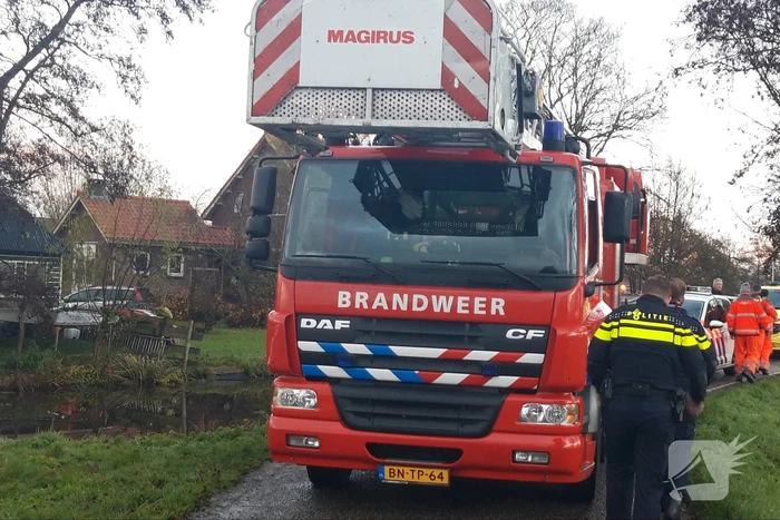 Taxibus met zes kinderen te water
