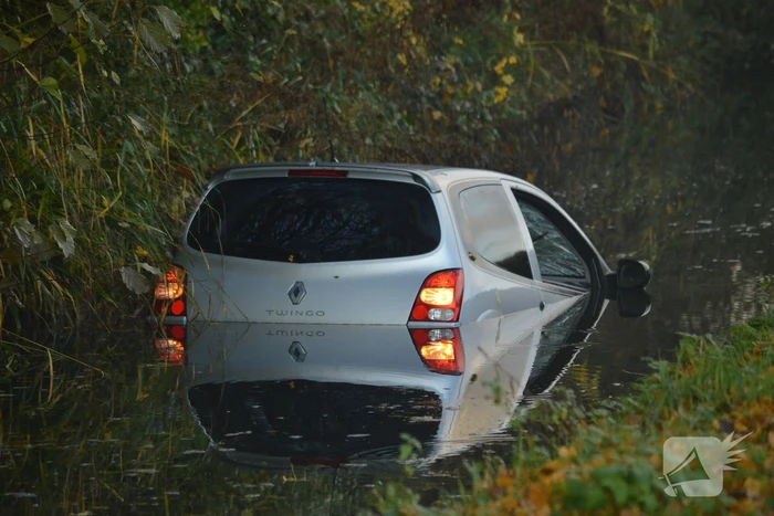 Auto rijdt het water in