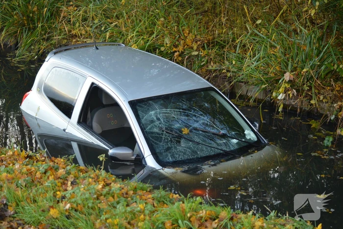 Auto rijdt het water in