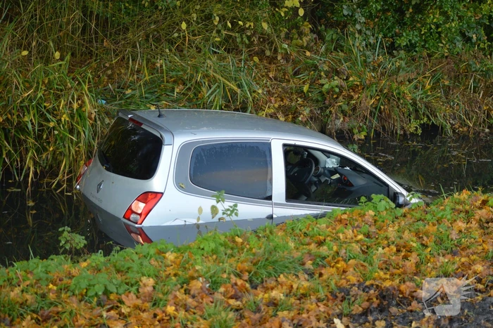 Auto rijdt het water in
