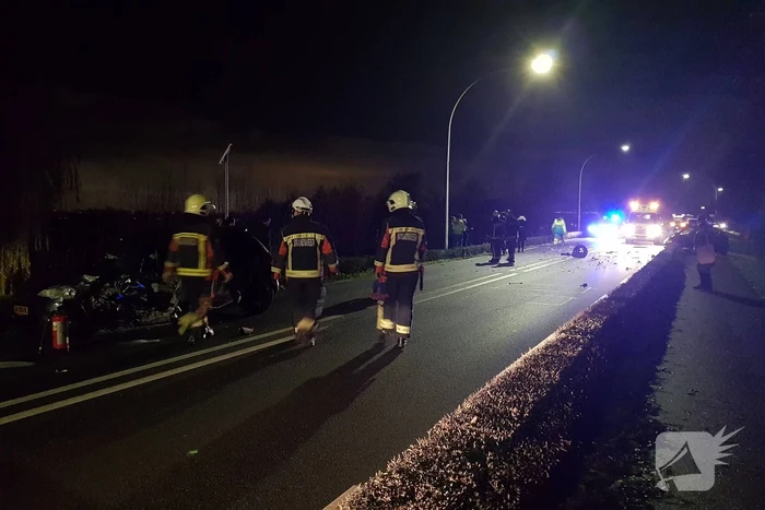Ravage na frontale botsing met twee auto's