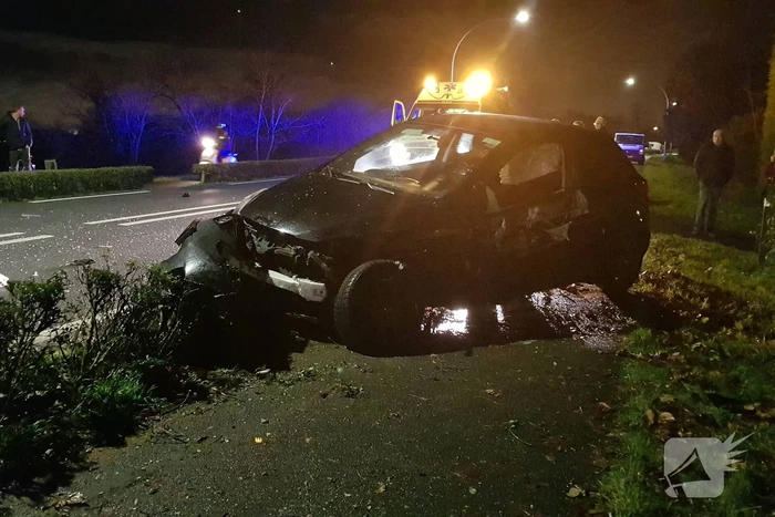 Ravage na frontale botsing met twee auto's