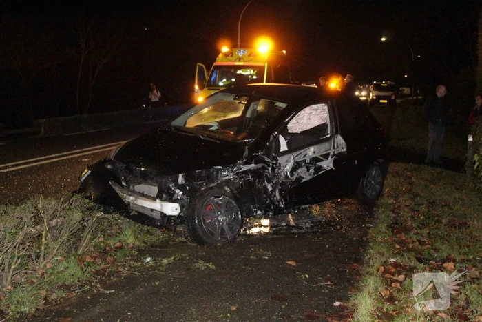 Ravage na frontale botsing met twee auto's