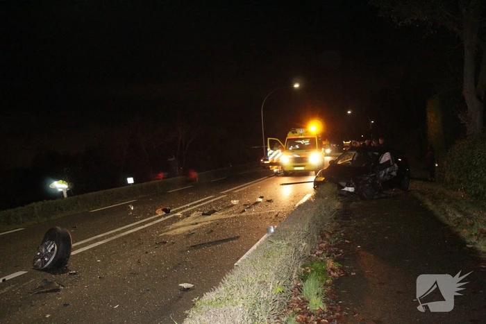 Ravage na frontale botsing met twee auto's