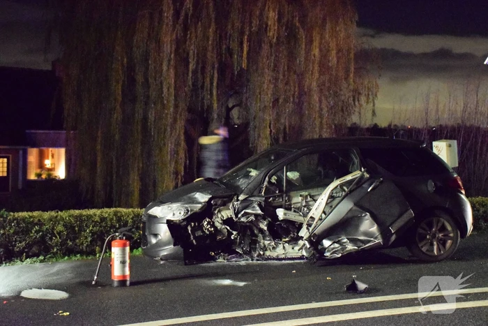 Ravage na frontale botsing met twee auto's