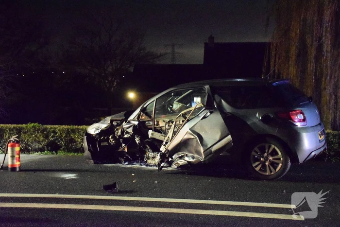 Ravage na frontale botsing met twee auto's