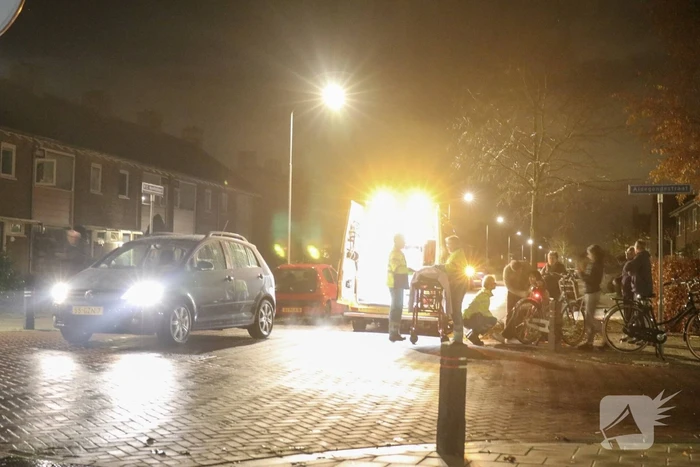 Fietser klapt op motorkap van auto