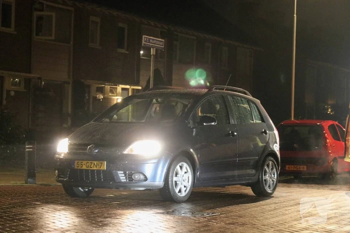 Fietser klapt op motorkap van auto