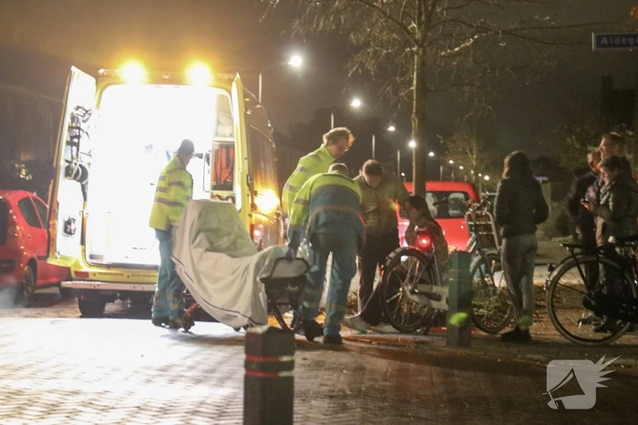 Fietser klapt op motorkap van auto