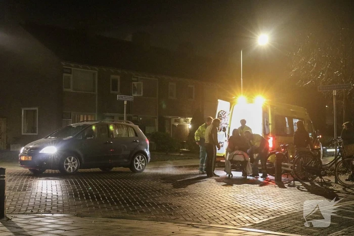 Fietser klapt op motorkap van auto