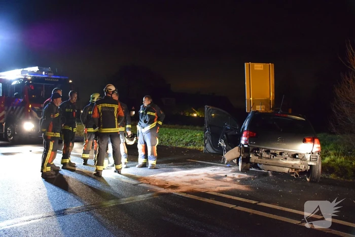 Flinke schade na aanrijding tegen boom