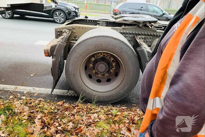 Vrachtwagen trekker verliest wielbouten tijdens rijden