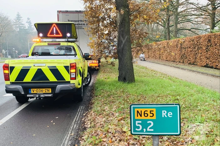 Vrachtwagen trekker verliest wielbouten tijdens rijden