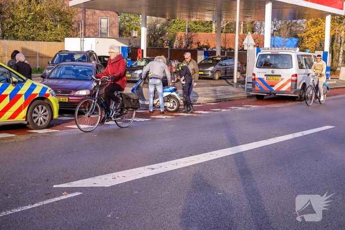 Automobilist botst op scooterrijdster bij verlaten Esso-tankstation