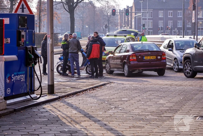Automobilist botst op scooterrijdster bij verlaten Esso-tankstation