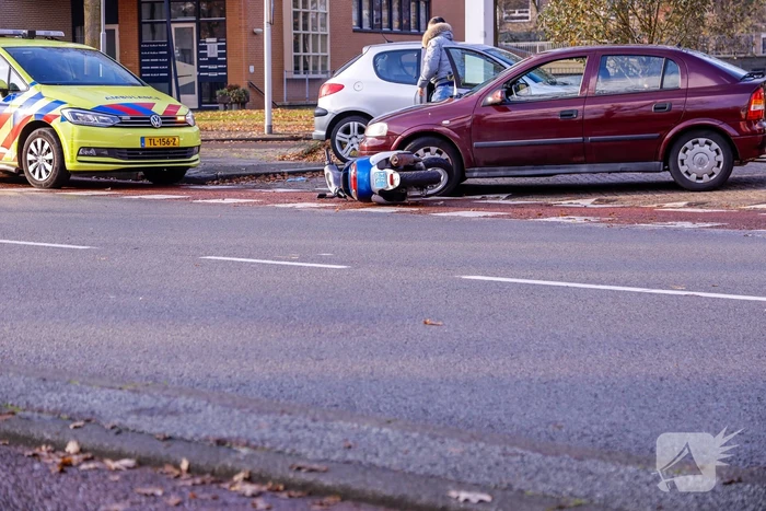 Automobilist botst op scooterrijdster bij verlaten Esso-tankstation