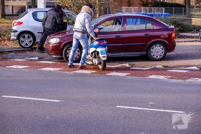 Automobilist botst op scooterrijdster bij verlaten Esso-tankstation