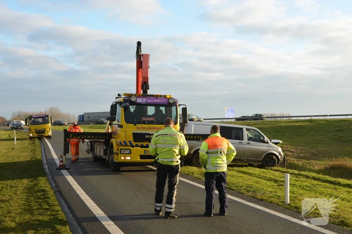 Bestelbus belandt in de sloot naast afrit