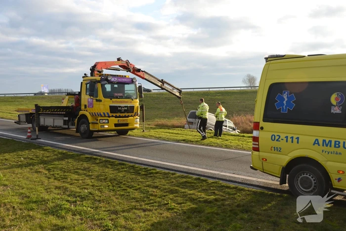 Bestelbus belandt in de sloot naast afrit