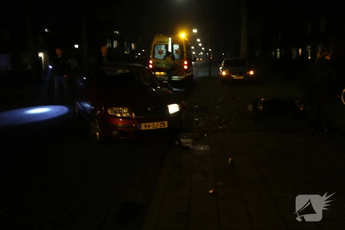 Bestuurder brommer gewond na aanrijding met auto