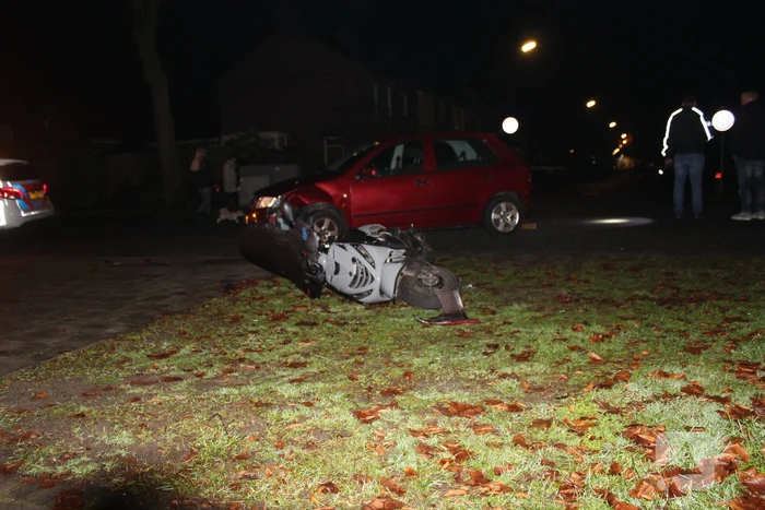 Bestuurder brommer gewond na aanrijding met auto