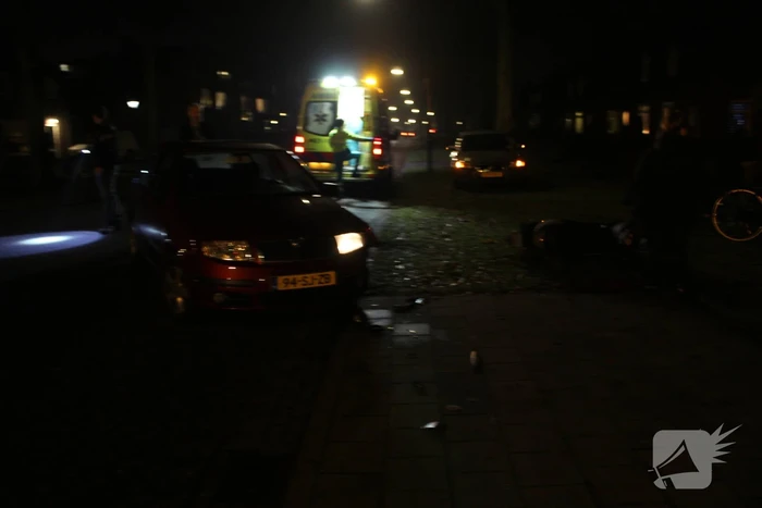 Bestuurder brommer gewond na aanrijding met auto