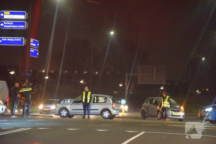Twee auto's botsen op kruising