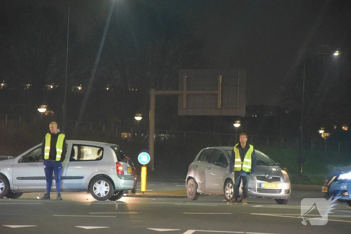 Twee auto's botsen op kruising