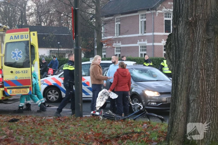 Fietser geschept door auto