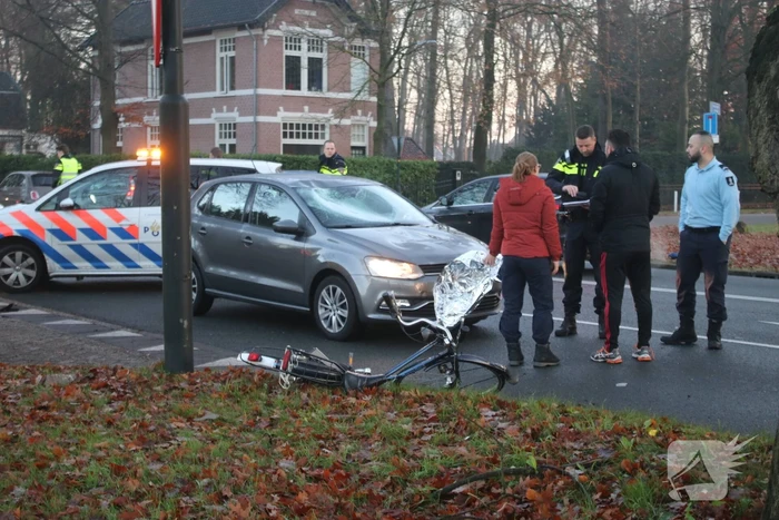 Fietser geschept door auto