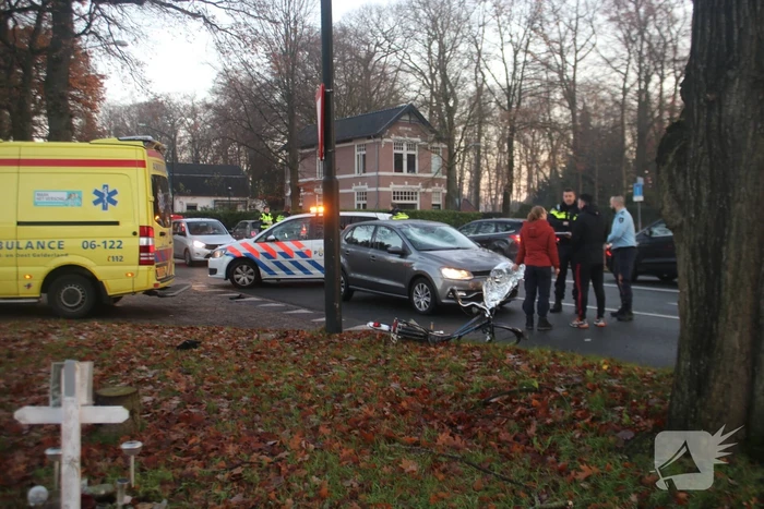 Fietser geschept door auto