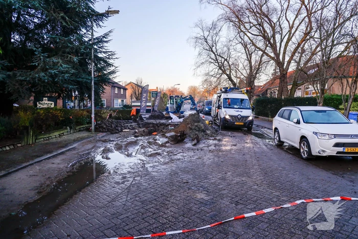 Straten in Langenoord opengebroken door leidingbreuken