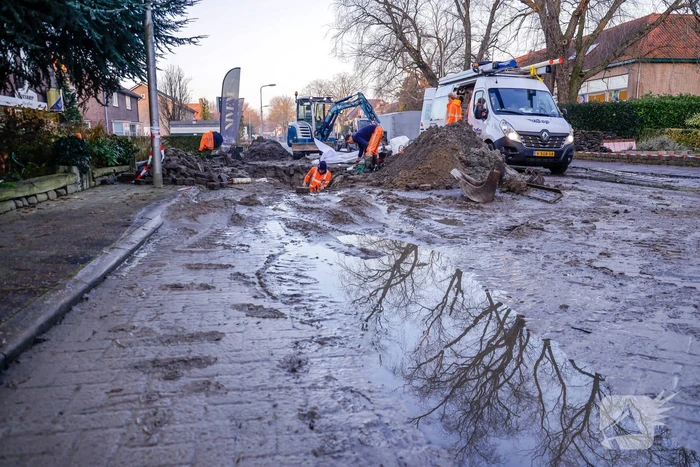 Straten in Langenoord opengebroken door leidingbreuken