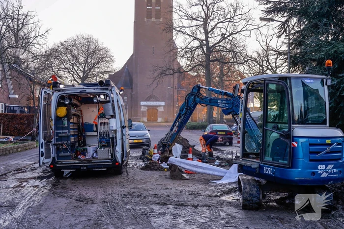 Straten in Langenoord opengebroken door leidingbreuken