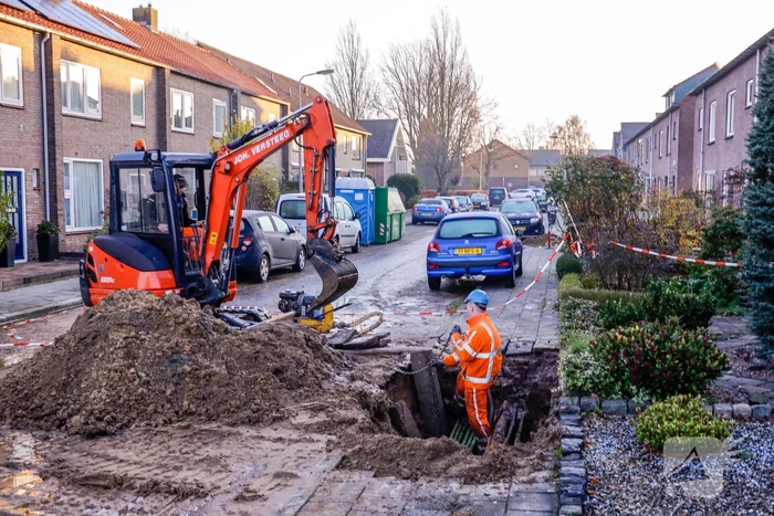 Straten in Langenoord opengebroken door leidingbreuken