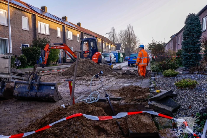 Straten in Langenoord opengebroken door leidingbreuken