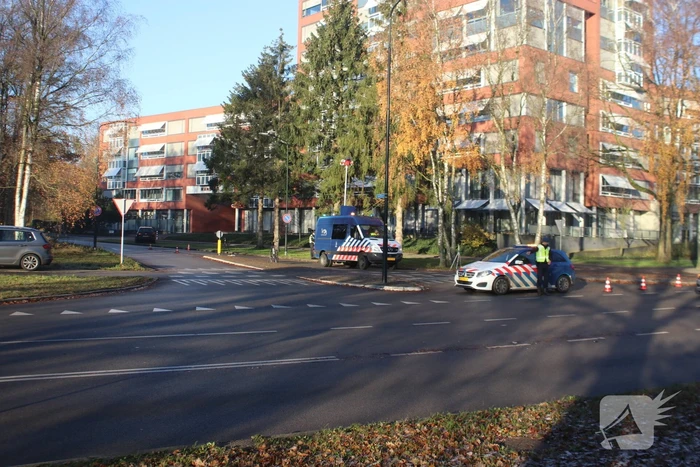 Automobilist schept overstekende fietser op kruising