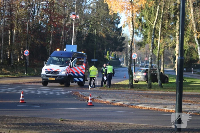 Automobilist schept overstekende fietser op kruising