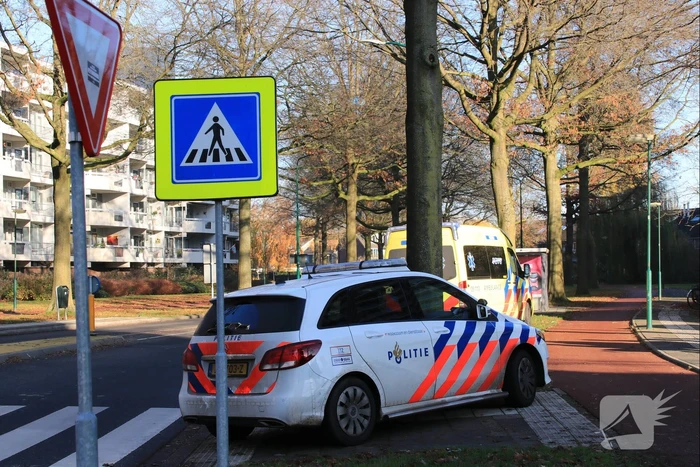 Fietsster lelijk ten val op oversteekplaats