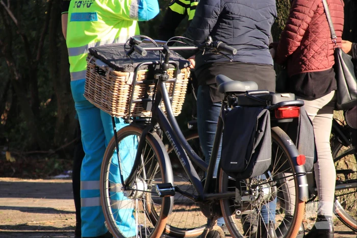 Fietsster lelijk ten val op oversteekplaats