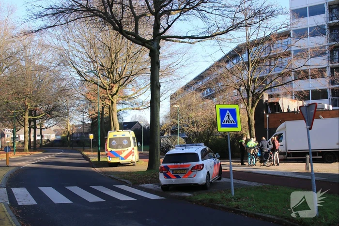 Fietsster lelijk ten val op oversteekplaats