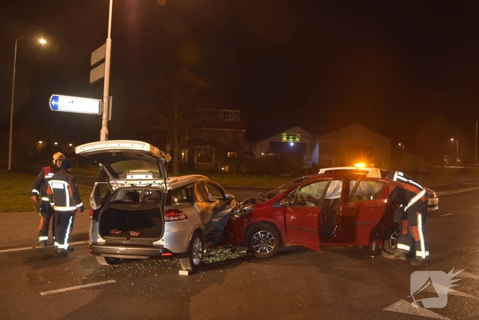 Forse schade na aanrijding tussen twee voertuigen
